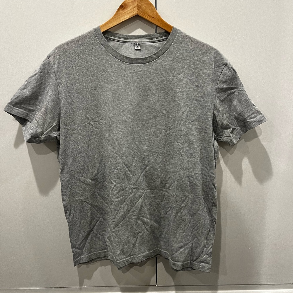 Uniqlo gray tee never worn. Size XL